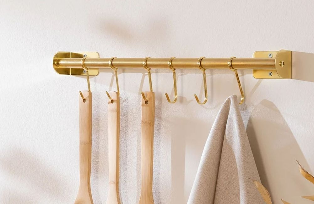 5 astuces pour des rangements malins en détournant une tringle à rideaux