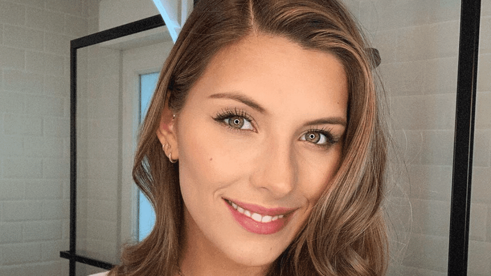 Camille Cerf fait sensation en maillot dans le clip d'une candidate de la Star Ac 2024