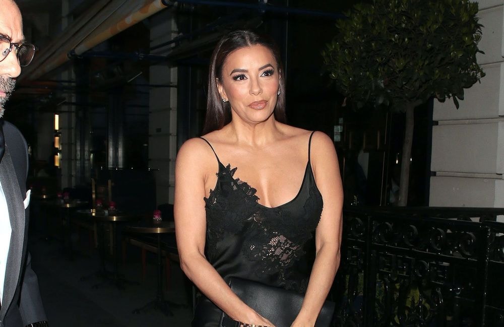Satin et dentelle, dos nu et décolleté… La tenue de soirée d’Eva Longoria tout en minimalisme et sensualité