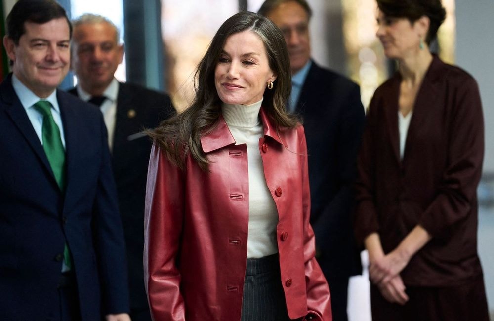 Letizia d’Espagne prouve que le rouge cerise est la couleur la plus chic de l’hiver