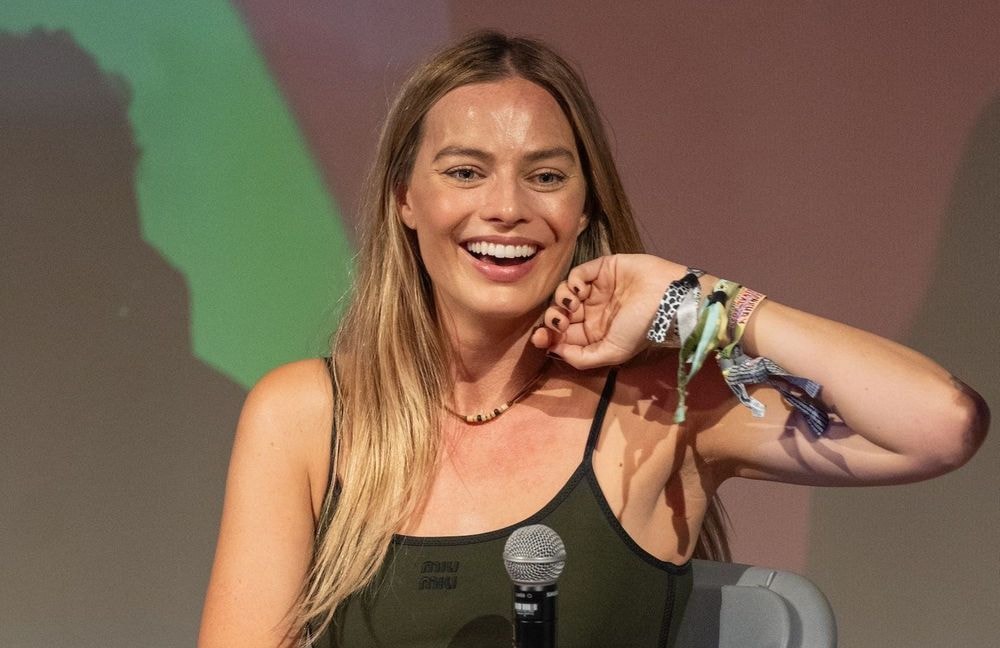 Margot Robbie porte le collier bohème que l’on veut toutes porter cet été