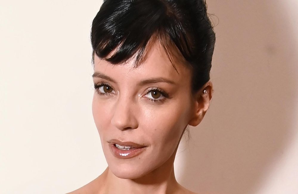 Micro-frange et chignon banane sculptural : Lily Allen fait ses premiers pas en tant que mannequin