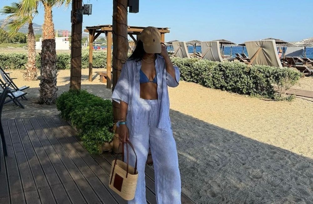 Cette association vestimentaire est l’une des plus prisées à la plage cet été