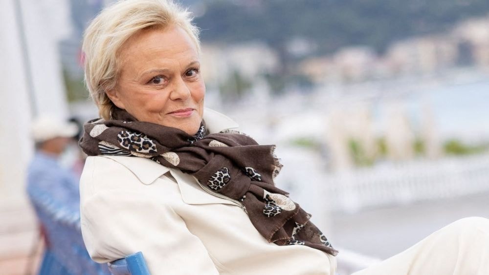 “Je me déguise…”: Muriel Robin révèle sa délicate attention pour sa femme, Anne Le Nen
