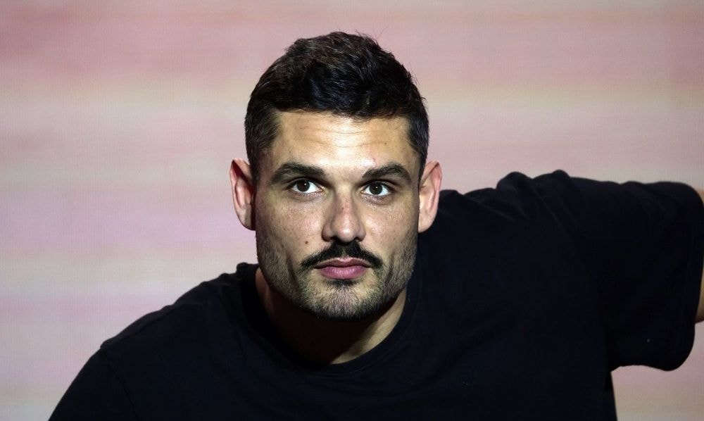 Florent Manaudou sans détour sur les photos volées de sa sœur Laure : "Il y a un grand vide"