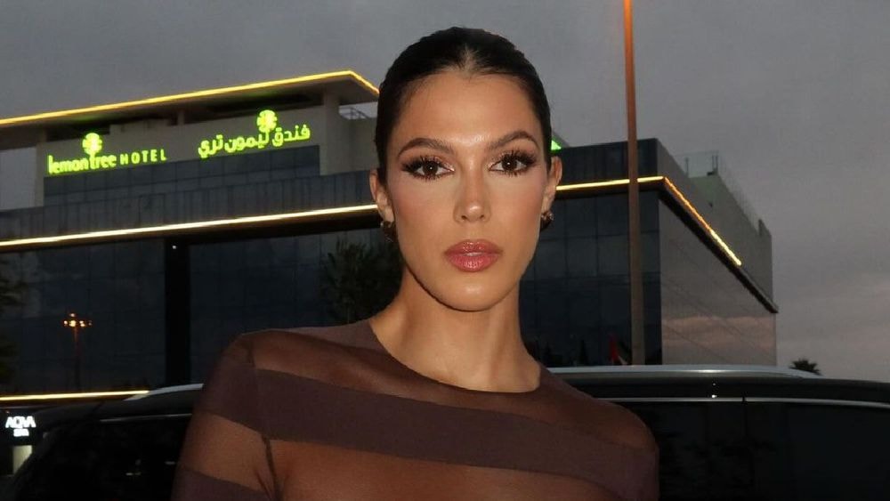 Pourquoi Iris Mittenaere porte-t-elle une réplique de sa bague de fiançailles ?