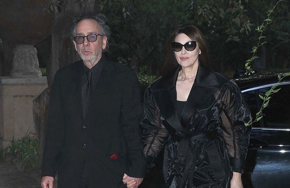 Monica Bellucci : en trench transparent aux côtés de Tim Burton, elle illumine Rome