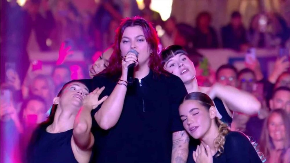 "Je m’en bats les c…" : agacée, Louane met les choses au clair après sa prestation aux NMA 2024 !