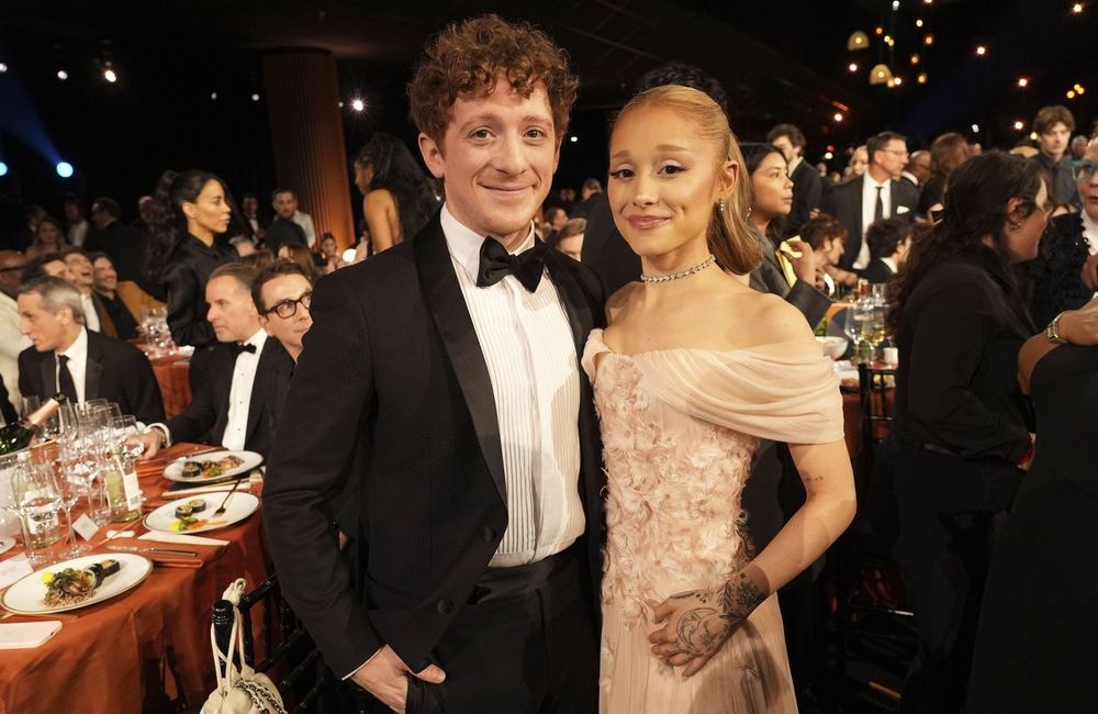 Ariana Grande et Ethan Slater : l’histoire d’une idylle controversée