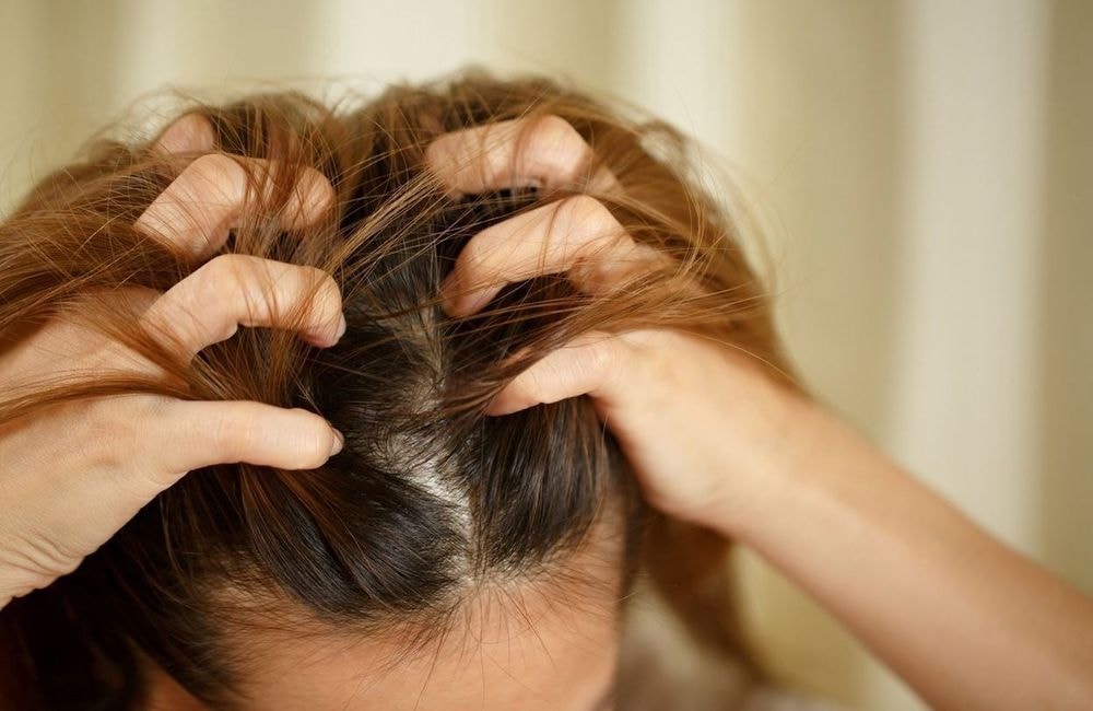 3 signes que votre cuir chevelu a besoin d'un gommage (et comment le réaliser)