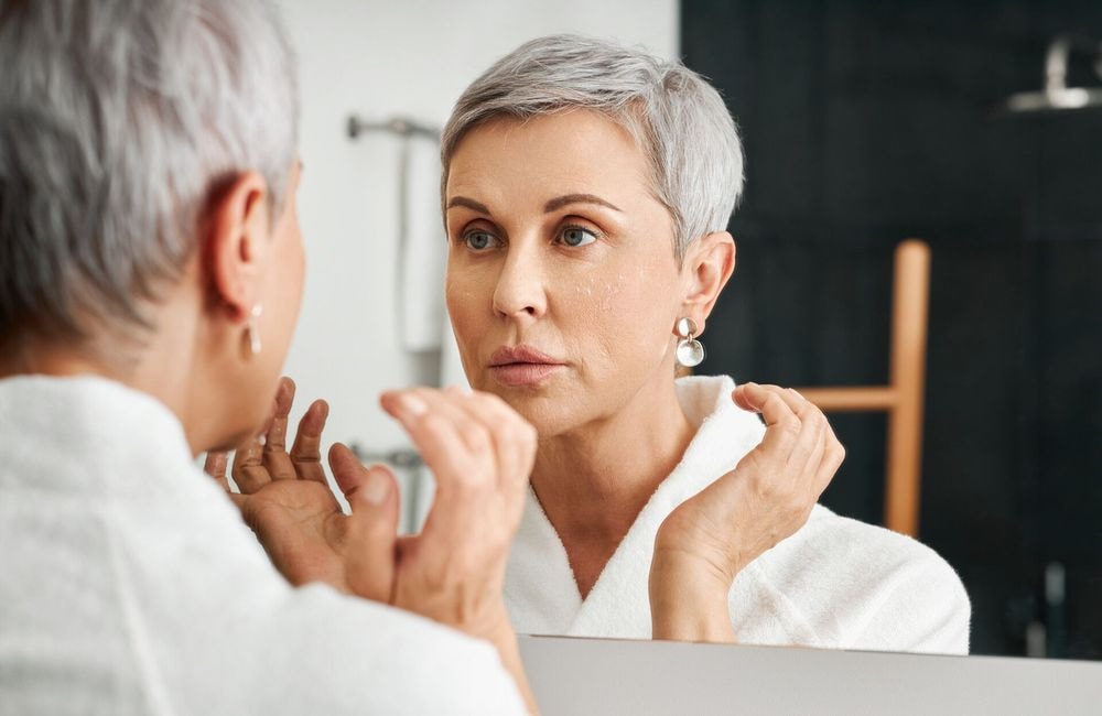 Ces rides sur le visage ne seraient pas dues au vieillissement mais au manque d'hydratation selon une dermatologue