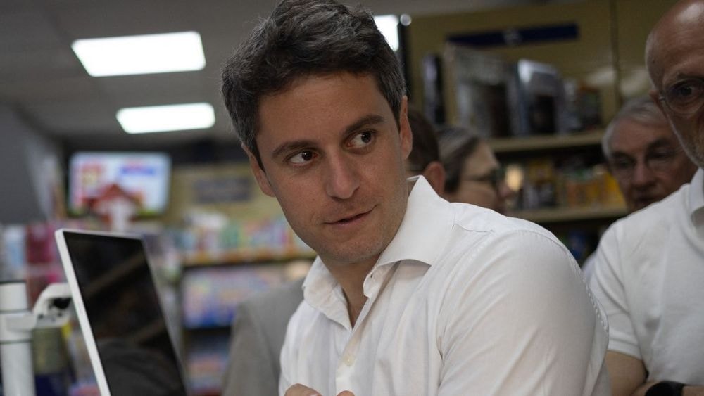 "C'est l'orientation politique, pas sexuelle" : Gabriel Attal, candidat à l'Élysée, assume son homosexualité et divise déjà la toile