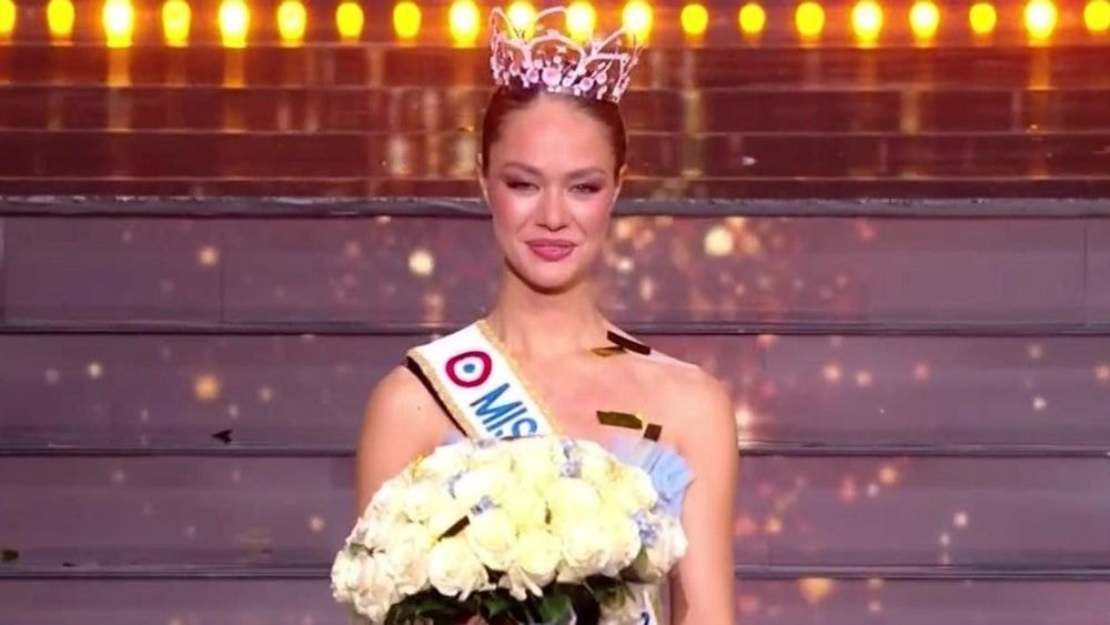 À peine élue, Hinaupoko Devèze, Miss France 2026, se fait recadrer par Camille Cerf : "Comme si c'était la première fois..."