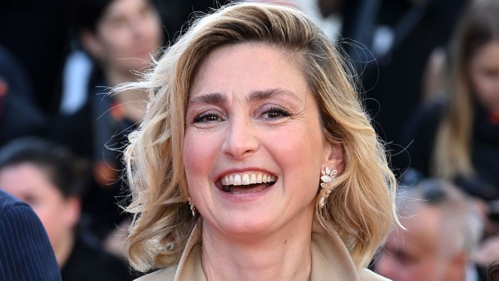 Julie Gayet révèle la réaction inattendue de ses parents sur son couple avec François Hollande : "Mon père…