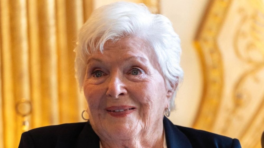 Line Renaud (97 ans) a fui la France pour vivre le "rêve américain" : visite de sa maison XXL à Las Vegas, lieu de "fêtes d'anthologie"