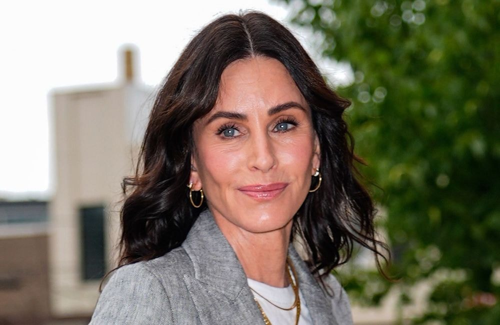 L’astuce infaillible de Courteney Cox pour camoufler cernes et taches pigmentaires