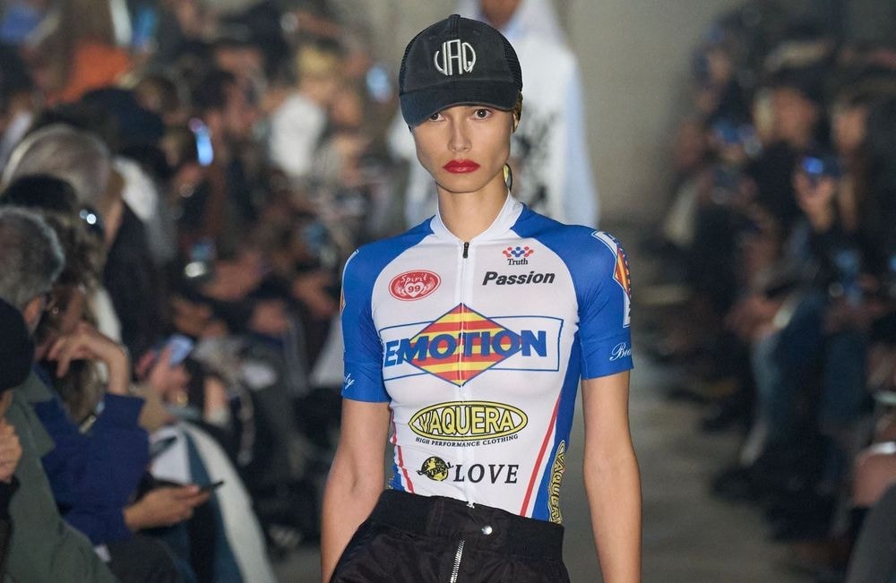 Exit le t-shirt classique, le maillot de supporter s'impose comme la tendance de l'été