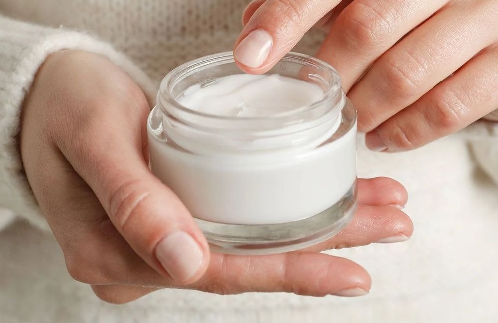 3 gestes simples pour protéger ses mains du vieillissement cutané selon une dermatologue