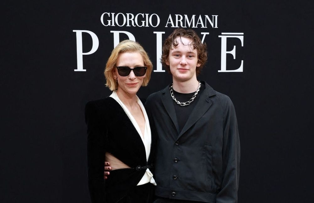 Rare apparition mère-fils : Cate Blanchett et Ignatius font sensation au défilé Giorgio Armani Privé