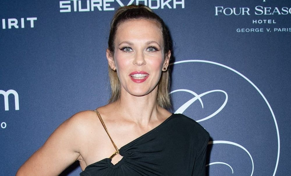 Lorie Pester cash sur sa première opération de chirurgie esthétique : "Je devais avoir 8 ou 10 ans"