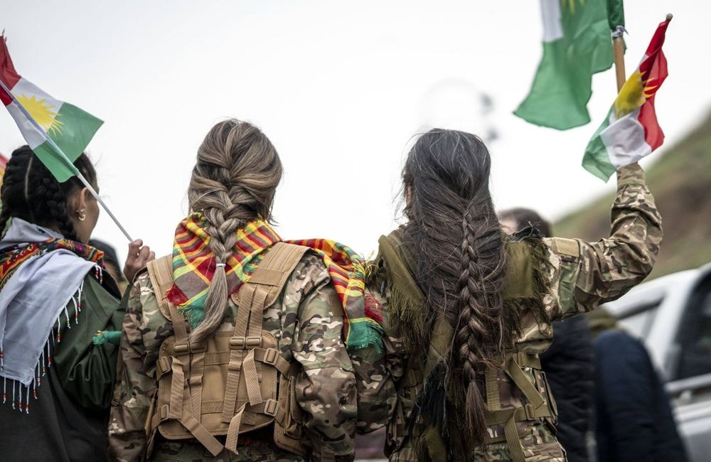 Comment la tresse est devenue un symbole de résistance collective pour les femmes Kurdes ?