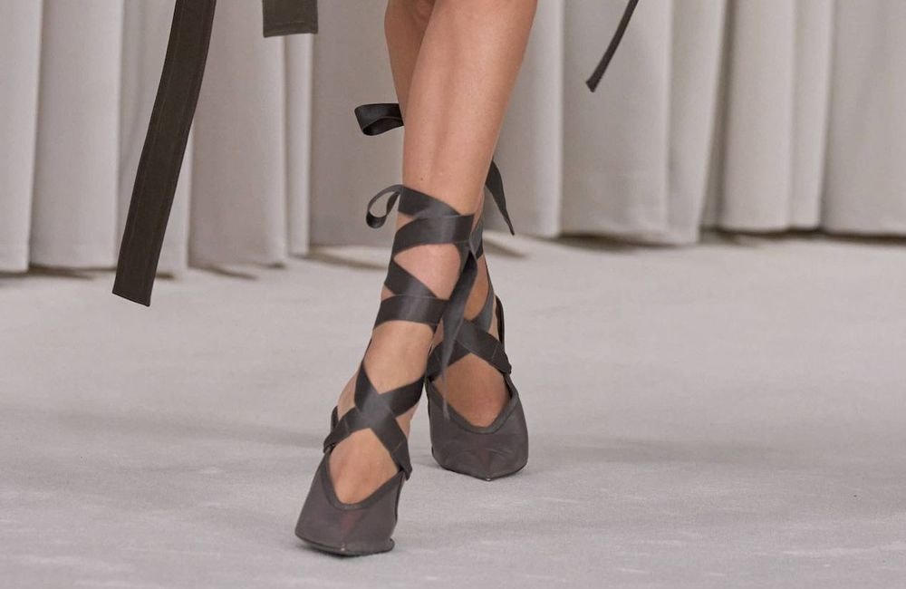 Les ballerines à lacets, la touche délicate et élégante de la saison