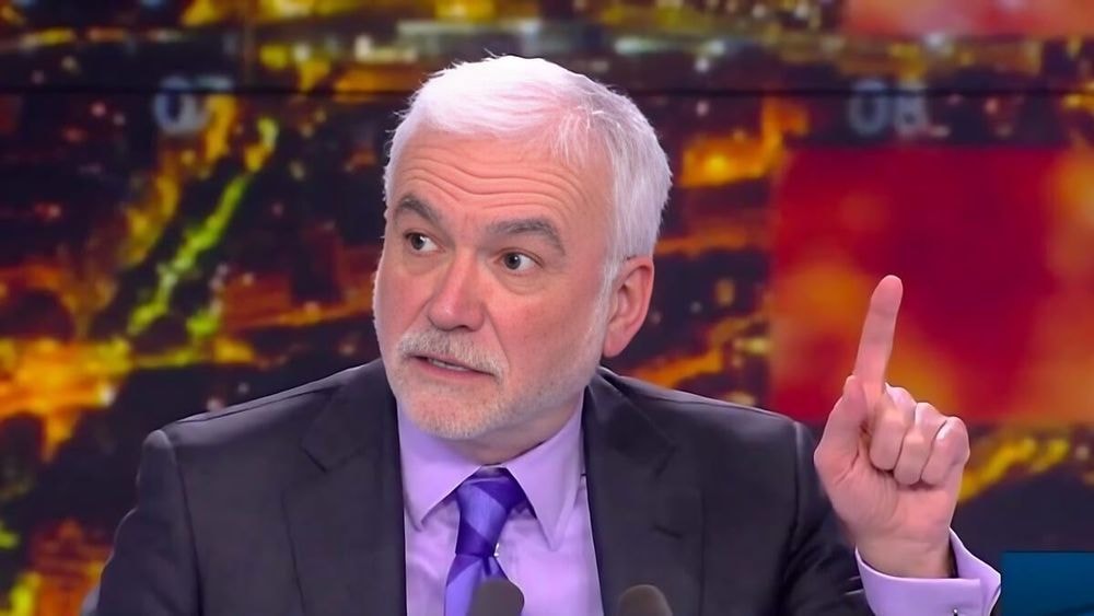 À 60 ans, Pascal Praud sans détour sur sa vie privée, ses confidences intimes : "On dort tout nu"