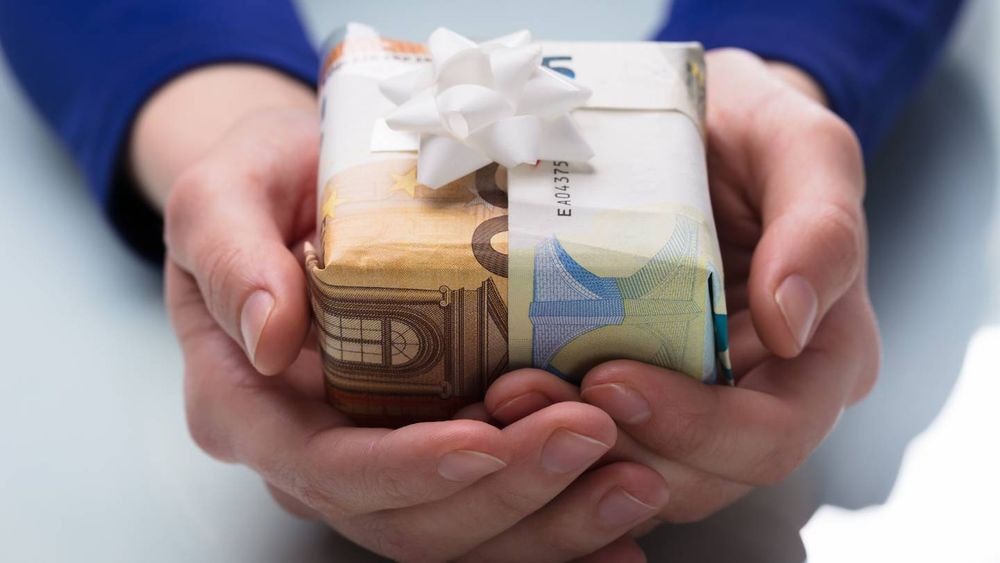 Donation : « Quelle est la limite du présent d'usage, ce cadeau sans déclaration aux impôts ? »