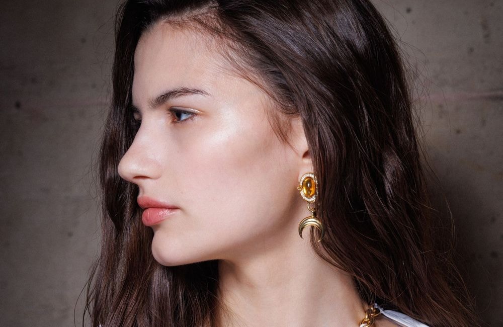 «Hand Contouring» : la nouvelle astuce virale pour un teint sculpté en un geste