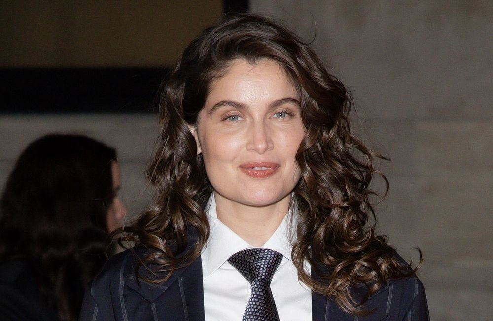 Envoûtante, Laetitia Casta choisit les boucles pour assister au défilé Armani