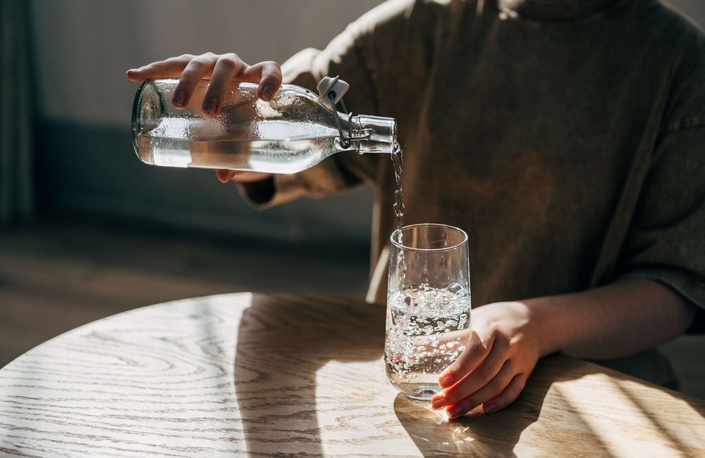 Ces 3 signes visibles sur le visage prouvent que vous ne buvez pas assez d’eau, selon une neuroscientifique