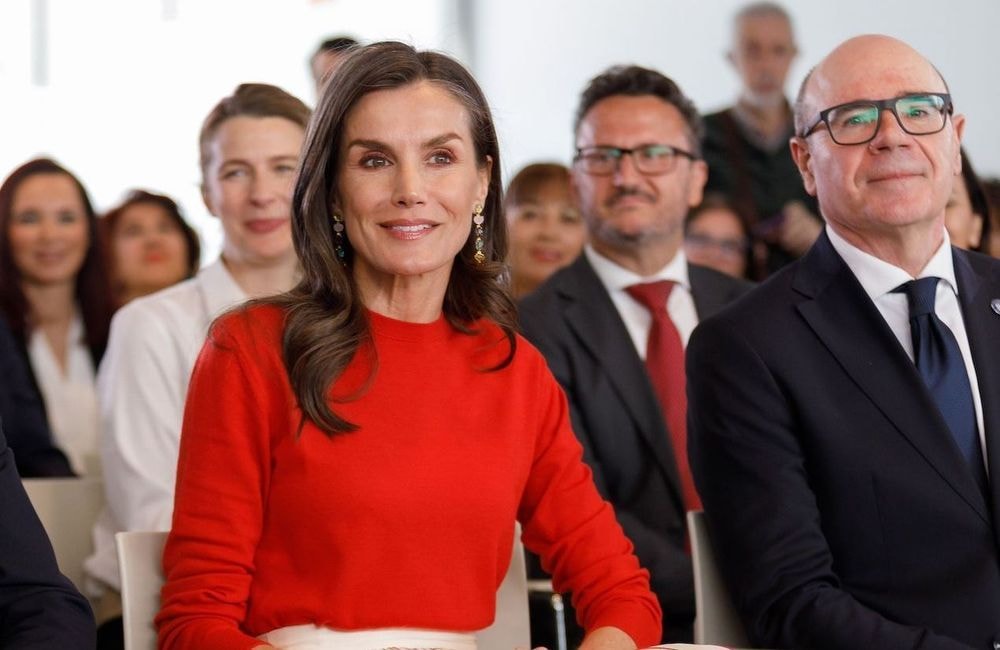 En jupe plissée et pull coloré, l'apparition printanière de Letizia d'Espagne
