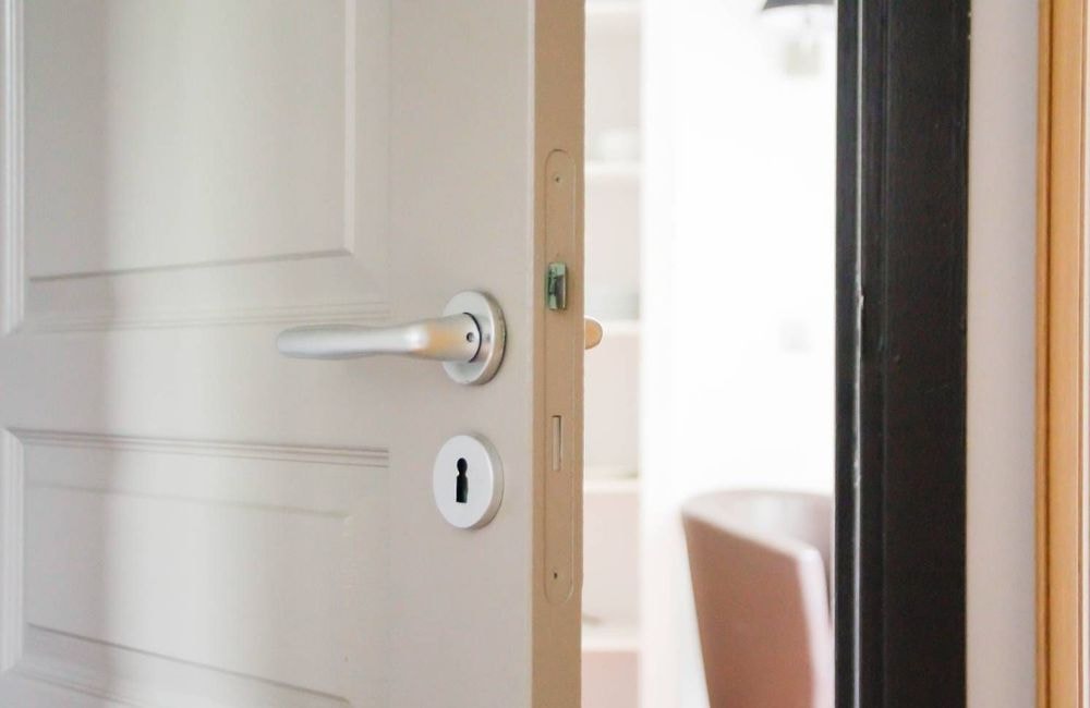 « Logement gratuit pour femme dévergondée » : ces hommes qui proposent des logements contre du sexe