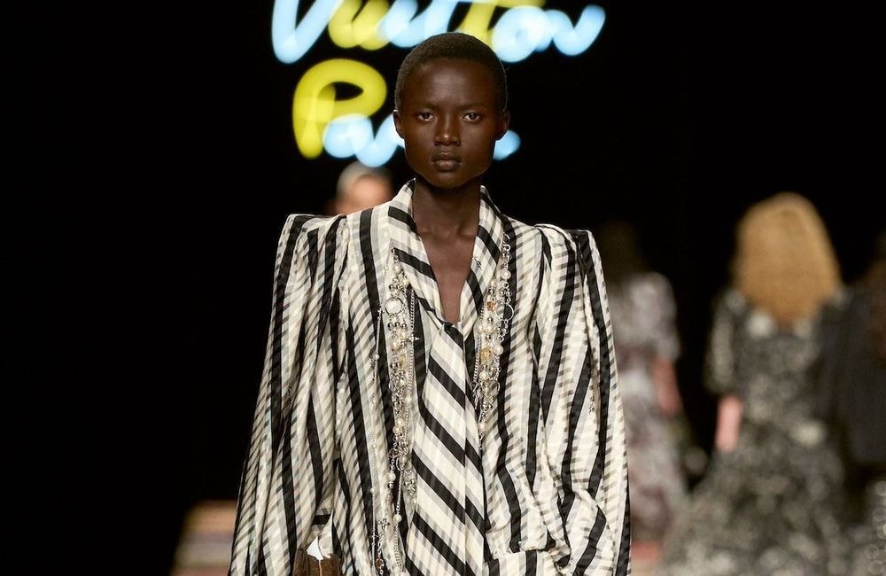 La blouse à col lavallière fait son grand retour cette saison