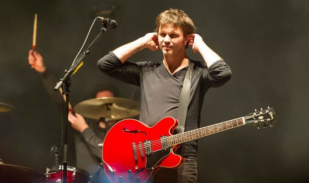 "Une offense aux victimes" : Après Bertrand Cantat, un autre chanteur fait polémique après s'être produit sur scène