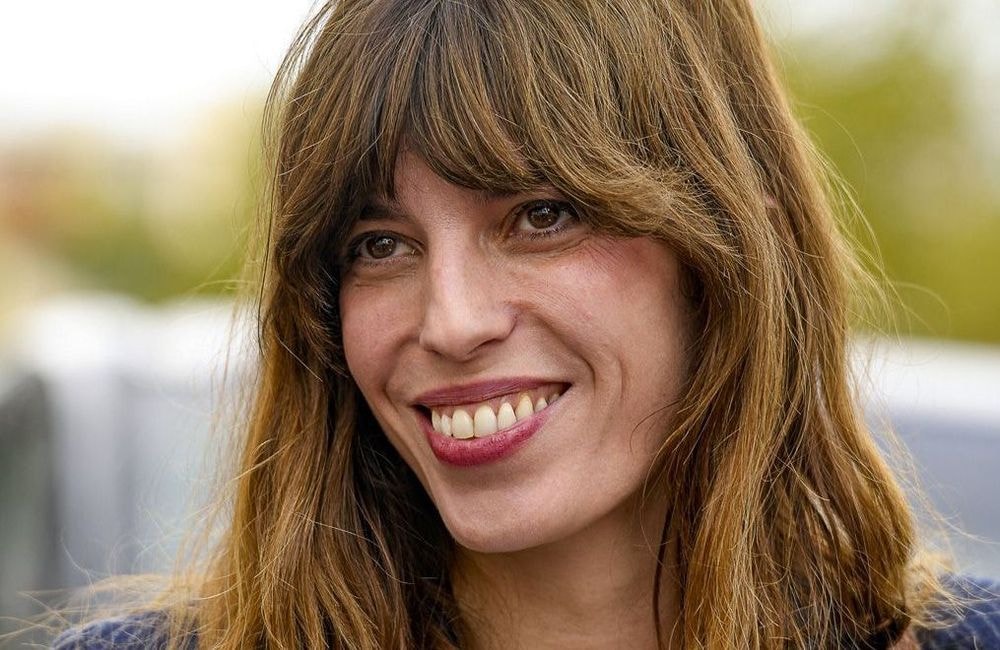 Lou Doillon mise sur la combinaison de couleurs idéale pour l'automne