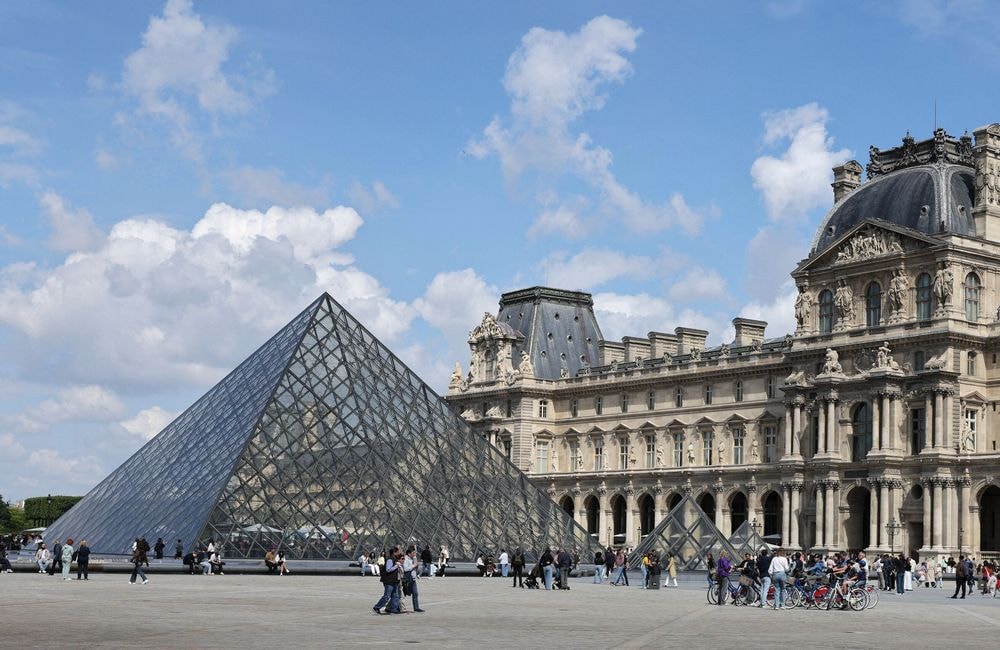 Braquage du Louvre : Romain Gavras prépare un film sur le casse du siècle