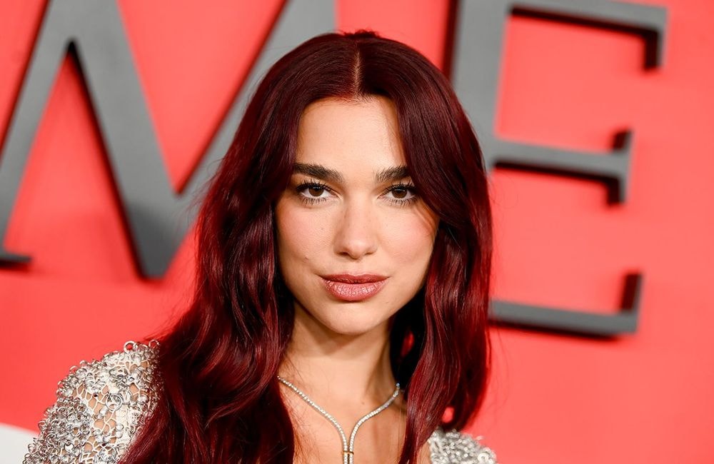 Métamorphosée, Dua Lipa troque ses longueurs pour cette coupe rétro