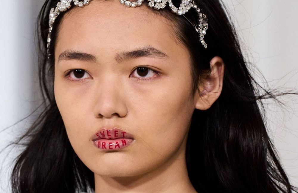 À Londres, la nouvelle tendance maquillage transforme les lèvres en oeuvre d'art