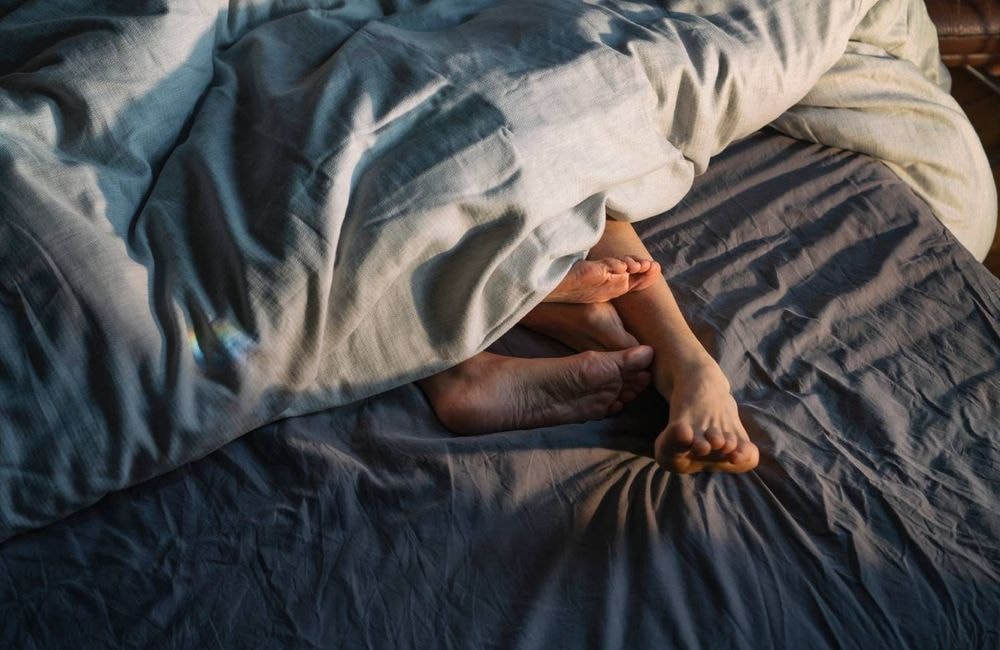 Pourquoi dormir nu renforce l’intimité du couple