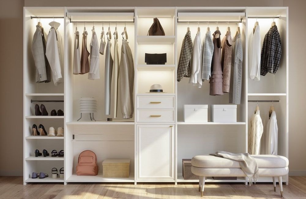 Qu’est-ce que le « cortisol closet », cette méthode de rangement qui promet un dressing plus apaisant ?