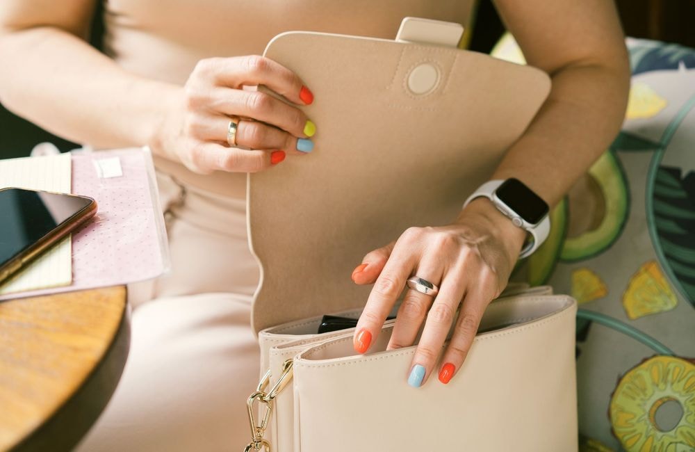 Qu’est-ce que le « test du sac à main », cette pratique illégale qui perdure en entretien d’embauche ?