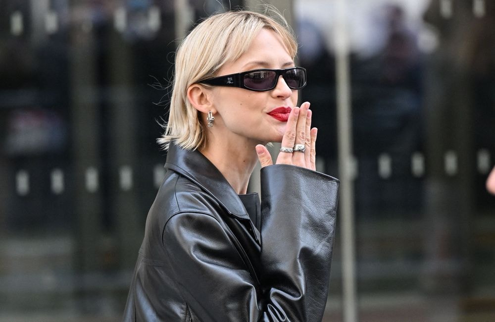 Total look cuir, coupe courte… voici comment Angèle affirme-t-elle son style