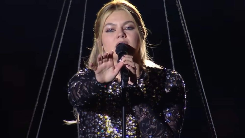 "J’ai la chair de poule" : Louane chante Maman sur la scène de l’Eurovision, les internautes conquis