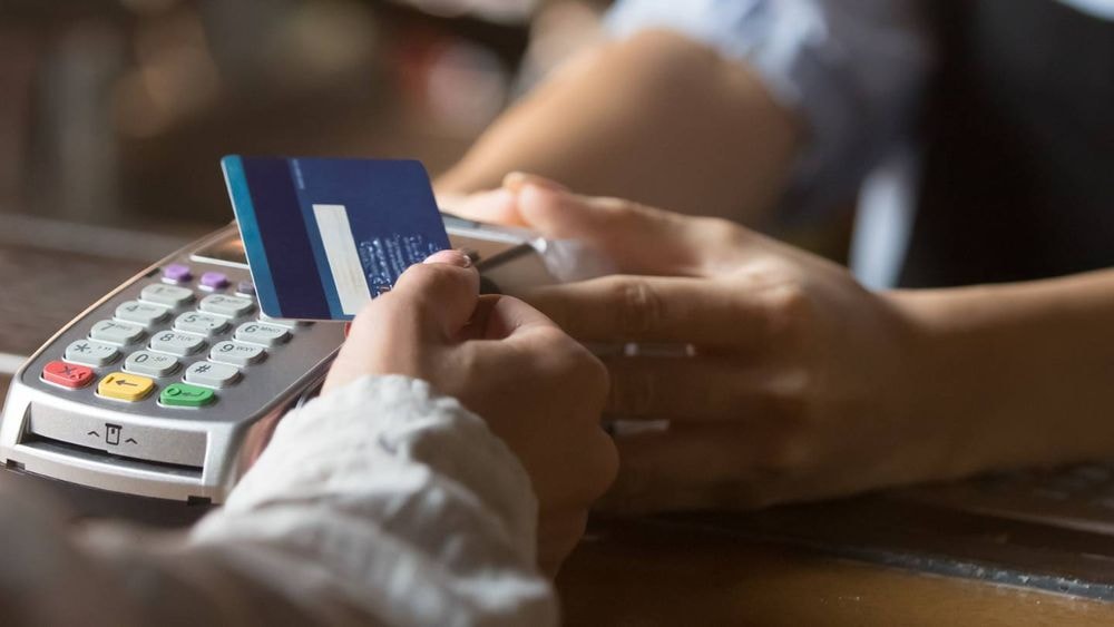 Ces frais cachés lors des paiements par carte bancaire vont-ils être mieux réglementés ?