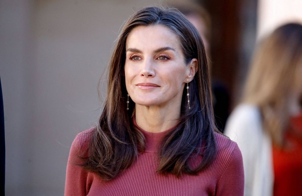 Exit le brushing lisse, Letizia d’Espagne surprend avec une chevelure bouclée grisonnante