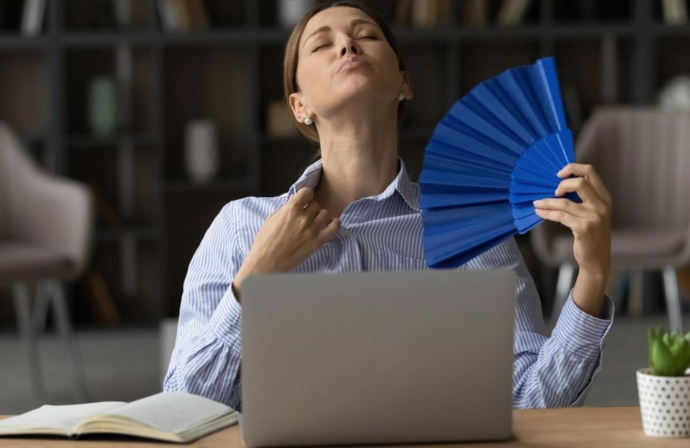 L’air de bureau met-il votre peau en danger ? Voici la théorie qui affole les réseaux