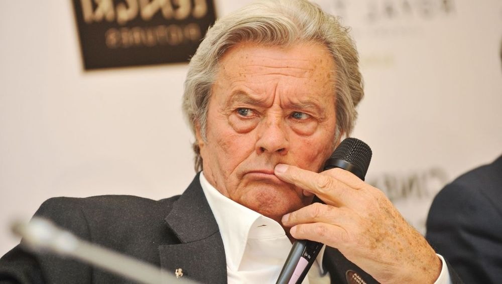 Après sa mort, une proche d'Alain Delon révèle quel amant il était : "On avait des rapports...