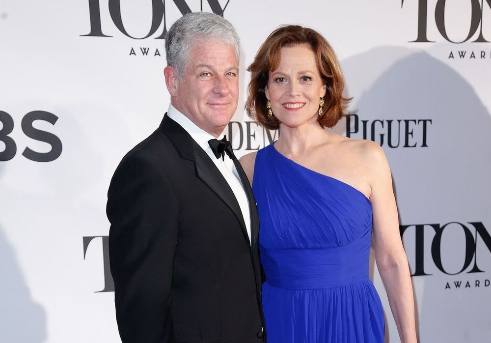 Sigourney Weaver : sa tendre histoire d’amour avec son mari Jim Simpson depuis plus de quarante ans