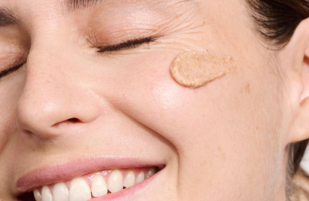 Gel nettoyant ou crème purifiante : quelles différences et quel soin choisir selon son type de peau ?